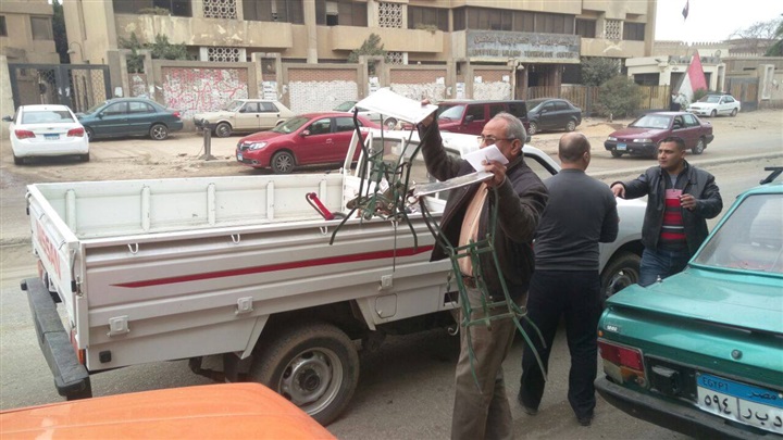 بالصور.. رئيس حي السلام أول يشن حملة إشغالات مكبرة على شوارع المدينة