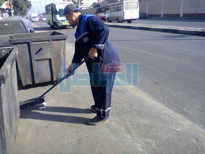 بالصور.. حملة مكبرة لإزالة الإشغالات بحي الساحل