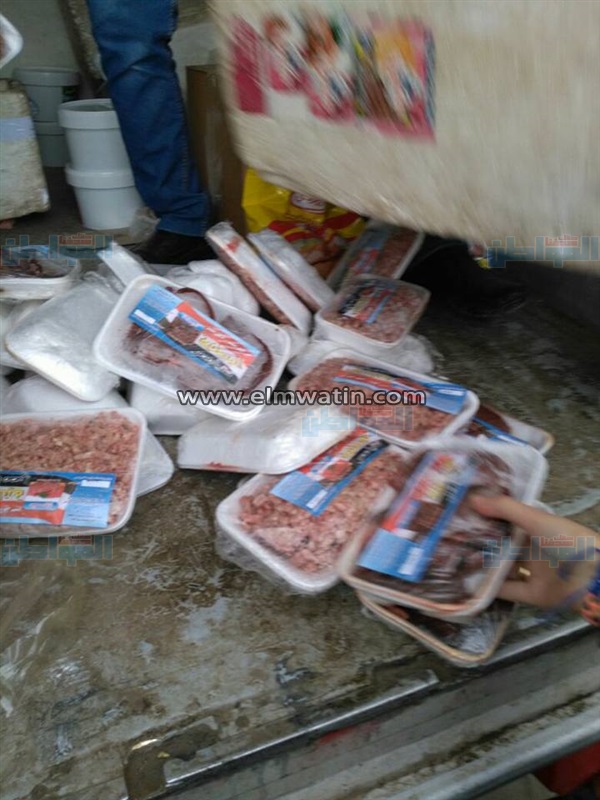 بالصور.. حي العجوزة يتحفظ علي سيارة بيع لحوم فاسدة قبل طرحها بالأسواق 