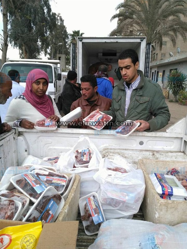 بالصور.. حي العجوزة يتحفظ علي سيارة بيع لحوم فاسدة قبل طرحها بالأسواق 