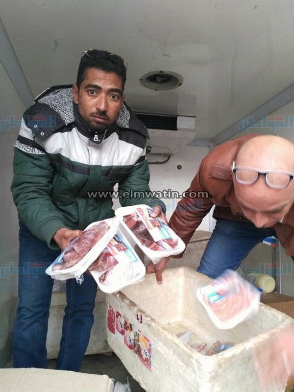 بالصور.. حي العجوزة يتحفظ علي سيارة بيع لحوم فاسدة قبل طرحها بالأسواق 