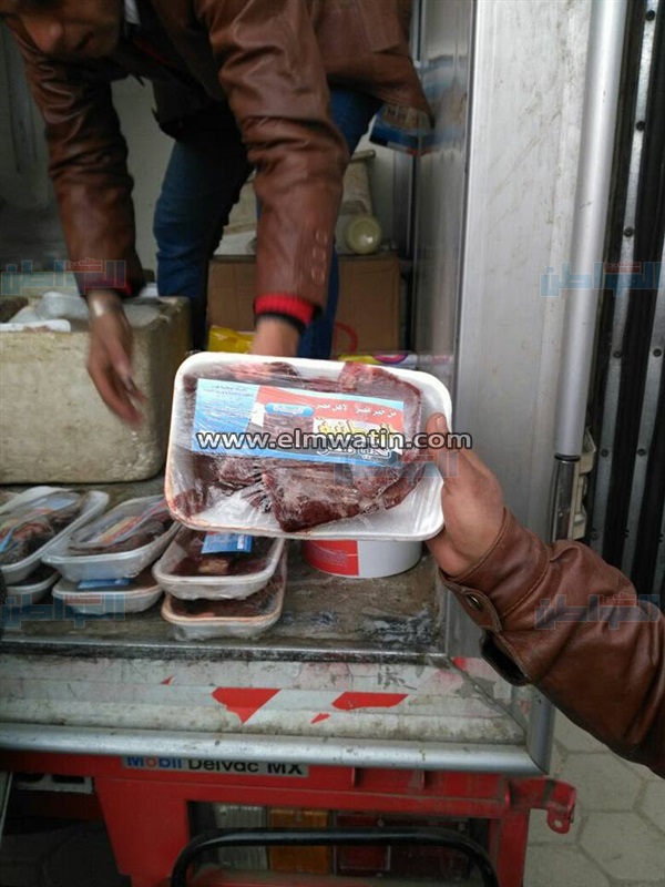 بالصور.. حي العجوزة يتحفظ علي سيارة بيع لحوم فاسدة قبل طرحها بالأسواق 