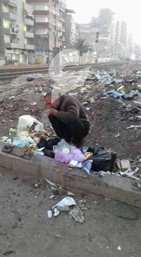 بالصور.. إهانة إنسانية لـ"رجل" يأكل من القمامة بإمبابة