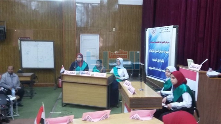 بالصور.. إدارة تعليم الخارجة تنظم مسابقة البرلمان والإذاعة المدرسية