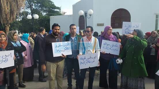 بالصور.. إداريو التأمين الصحي بالسويس يواصلون وقفتهم للمطالبة بزيادة المرتبات