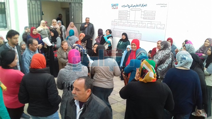 بالصور.. إداريو التأمين الصحي بالسويس يواصلون وقفتهم للمطالبة بزيادة المرتبات