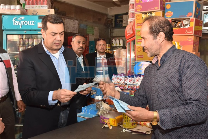 محافظ أسيوط يفاجئ الجمعيات الاستهلاكية للاطمئنان على صرف المقررات التموينية