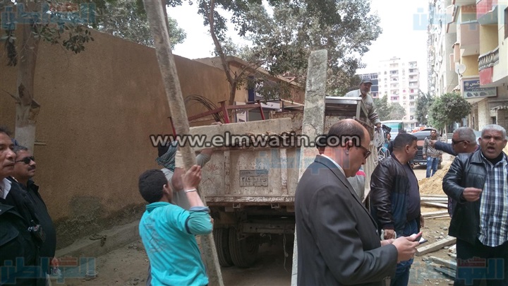 بالصور.. حملة مكبرة لإزالة مخالفات البناء بحي السلام أول