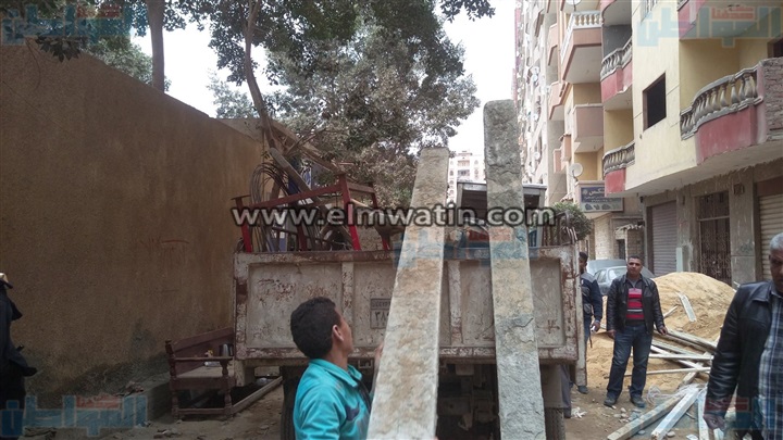 بالصور.. حملة مكبرة لإزالة مخالفات البناء بحي السلام أول