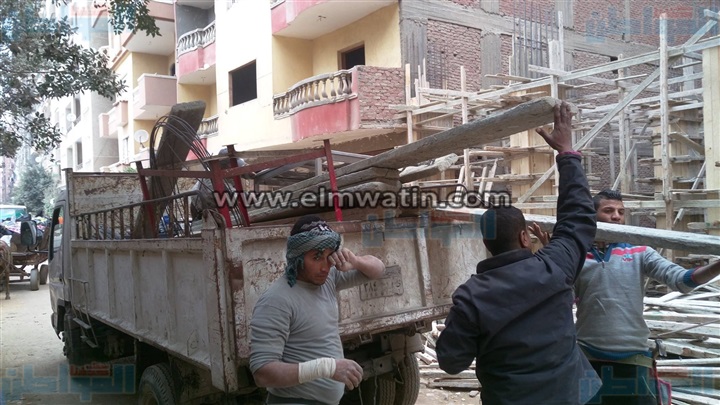 بالصور.. حملة مكبرة لإزالة مخالفات البناء بحي السلام أول