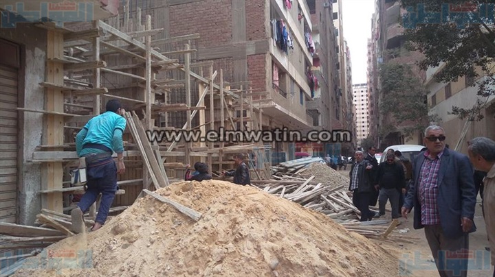 بالصور.. حملة مكبرة لإزالة مخالفات البناء بحي السلام أول