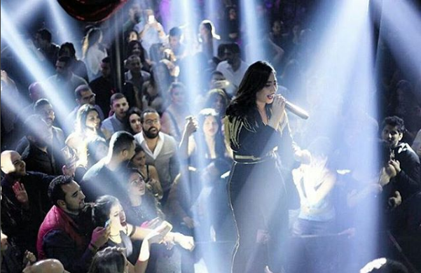 بالصور.. "كرش" بوسي يحرجها بحفل عيد العشاق