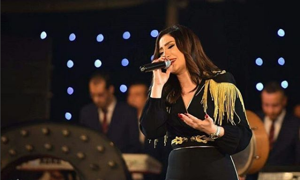 بالصور.. "كرش" بوسي يحرجها بحفل عيد العشاق
