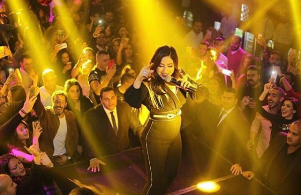 بالصور.. "كرش" بوسي يحرجها بحفل عيد العشاق