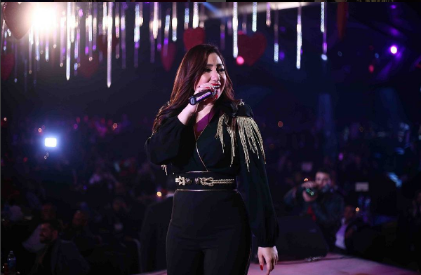 بالصور.. "كرش" بوسي يحرجها بحفل عيد العشاق