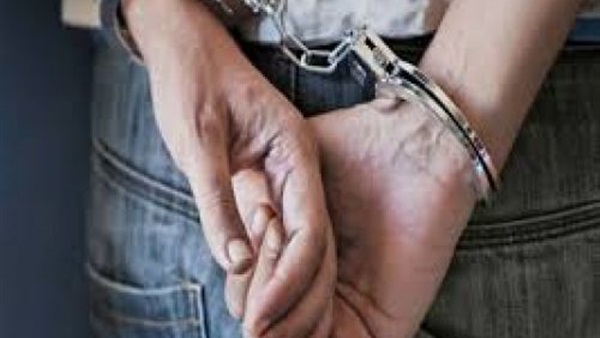 طفلتين يتهمون والدهم