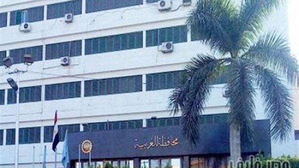 إحالة 10 أطباء وموظفا