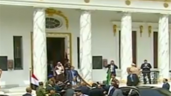 الملك سلمان يداعب