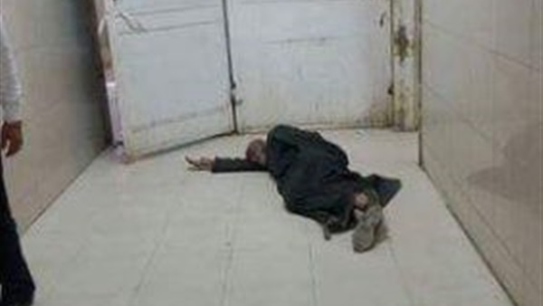 مريض ملقى على الأرض