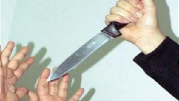 عاطل يحاول قتل والده