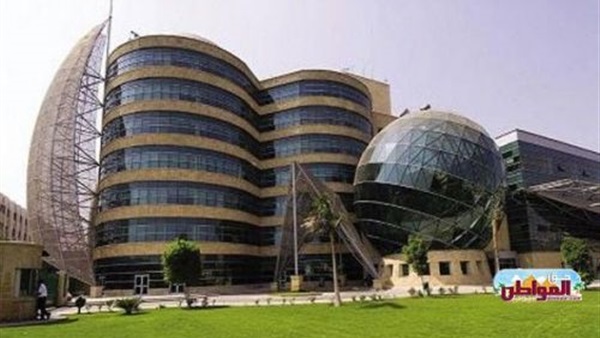 معلم يتبرع بجزء من