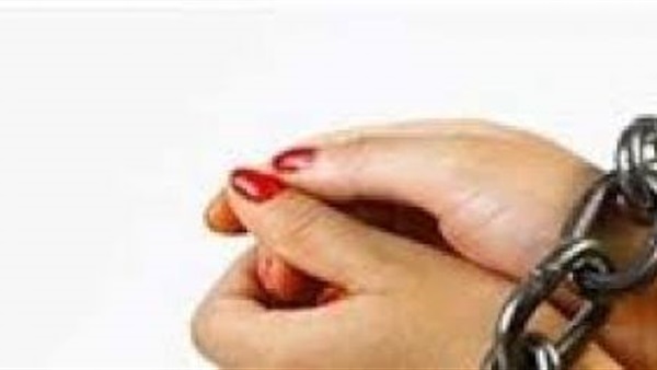 ضبط سيدة وفتاة يسهلان