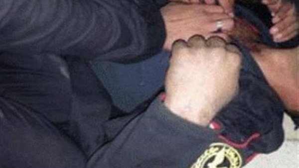إصابة أمين شرطة أثناء