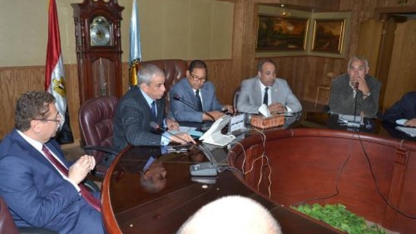 محافظ الغربية يجتمع
