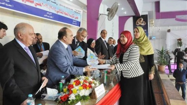 محافظ القليوبية يكرم