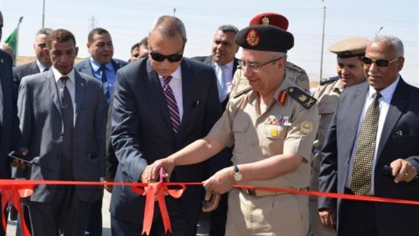 محافظ قنا ومدير الشركة