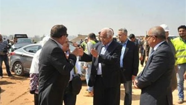 خلال تفقده لطريق