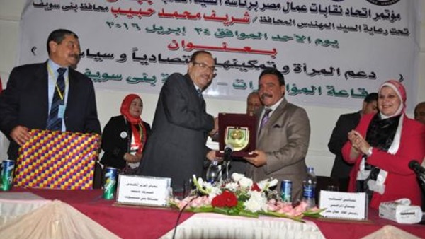 محافظ بني سويف يهنئ