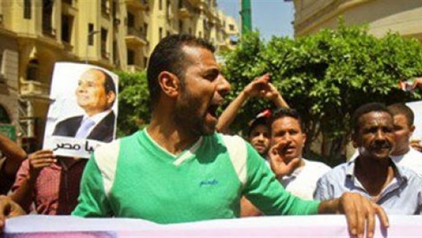 عشرات المواطنين يهتفون