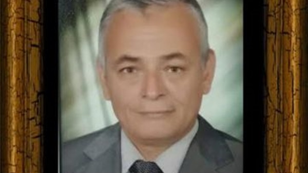 «عبد الصمد» قائماً