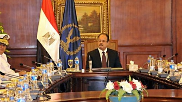 وزير الداخلية يعقد