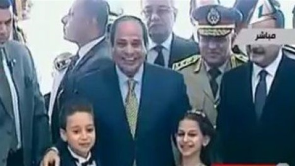 أطفال يشاركون الرئيس