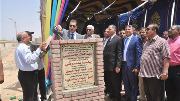 محافظ أسيوط يضع حجر