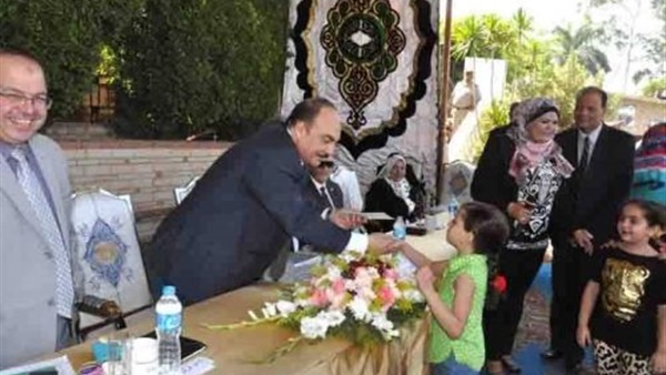 رفع لافتة بإسم الشهيد