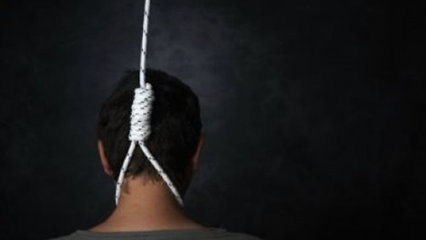 عاطل ينتحر شنقاً