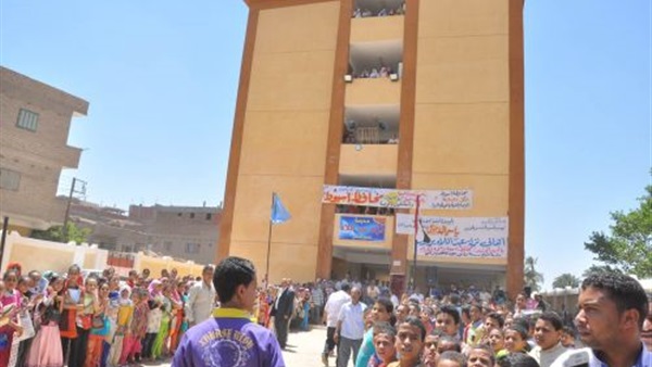 بالفيديو والصور:سكرتير