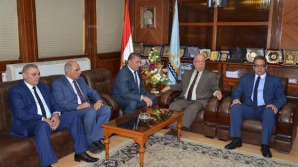 بالصور..وزيرا الأثار