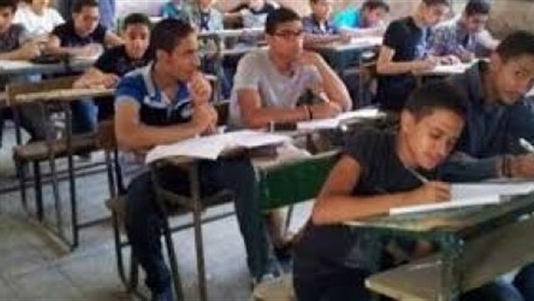 815 ألف طالب يؤدون