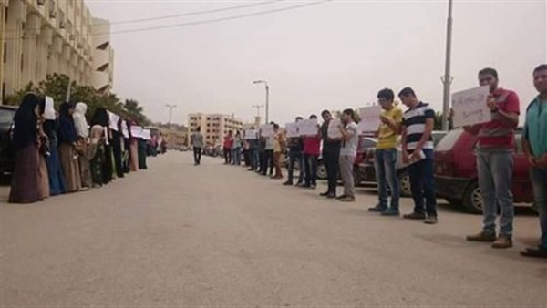 وقفة صامتة لطلاب