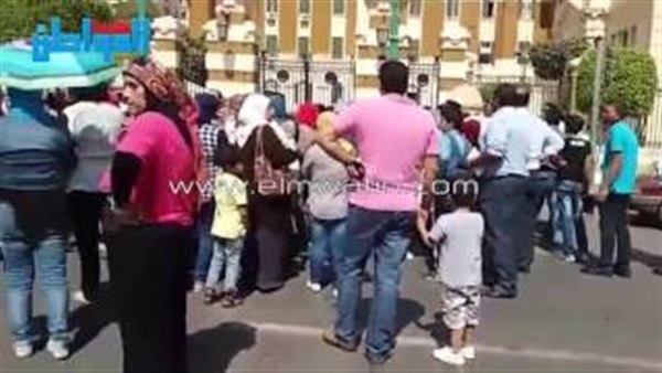 الأهالي تفترش رصيف
