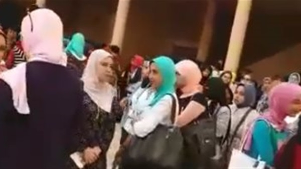 طوابير الطالبات