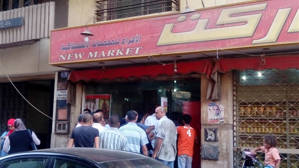 تجمع الأهالي أمام