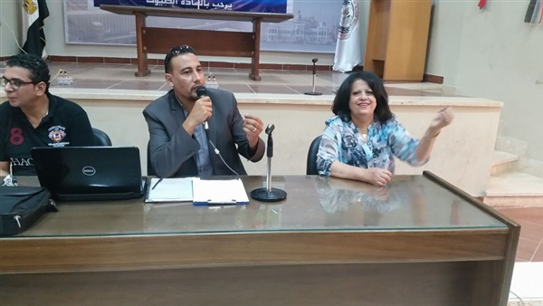 حلقة نقاشية بمجمع