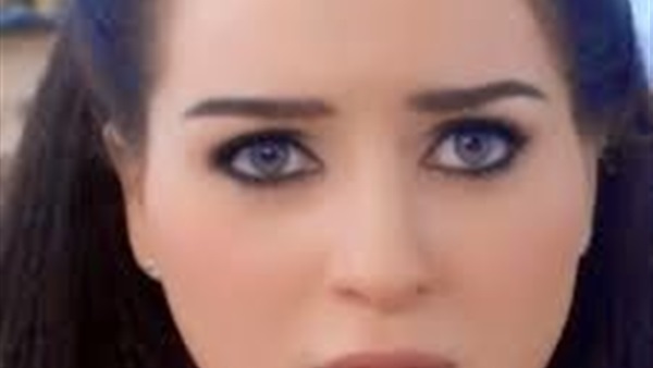 الفنانة مي عز الدين