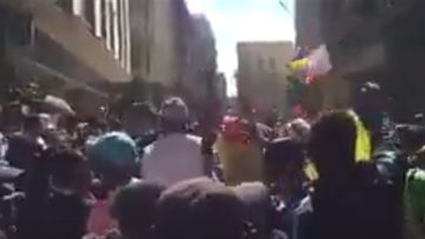 تجمع العشرات من مشجعي