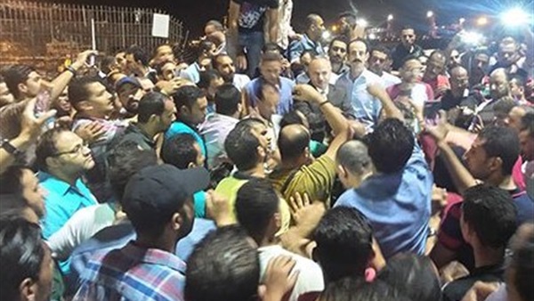 زحام شديد أمام بنك